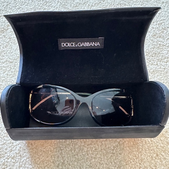 WOMEN\'S LUXURY DOLCE & GABBANNA SUNGLASSES W/ BLACK FACE & GOLD FRAME main image 6